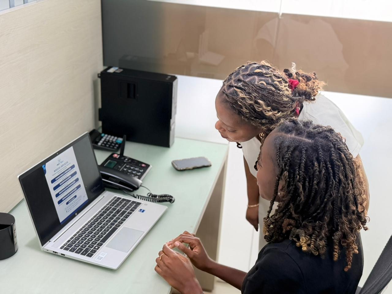 Equipa feminina da Newtech Angola a programar colaborativamente